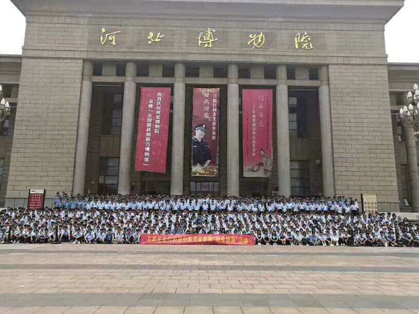 全校欢庆